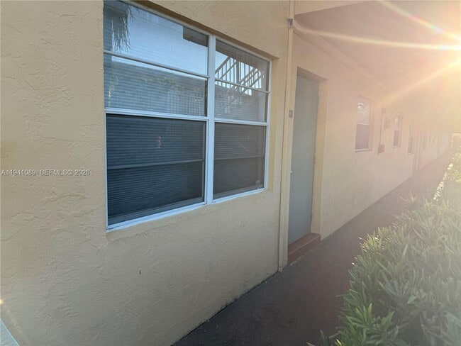 Building Photo - 4061 N Dixie Hwy