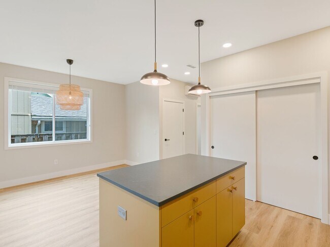 Building Photo - 3bed/2.5 Bath Duplex Unit New Construction in Woodstock Neighborhood