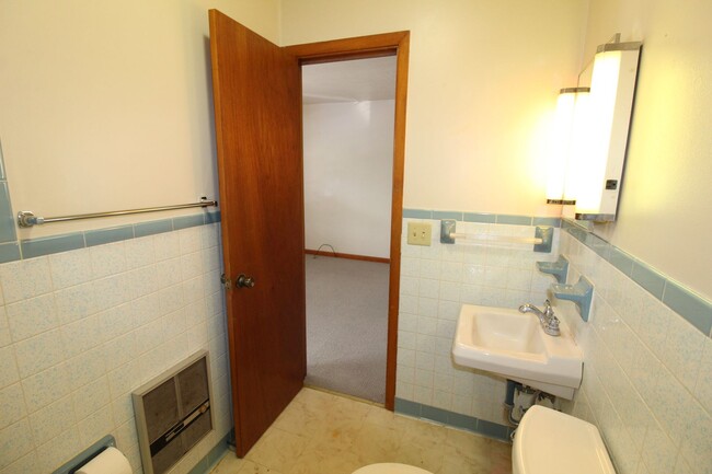 Building Photo - Adorable 1 Bed, 1 Bath Apartment in Bridge...