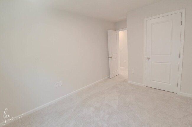 Building Photo - Modern 3-Bedroom Townhome