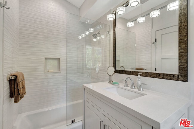 Building Photo - 3859 Rambla Pacifico St