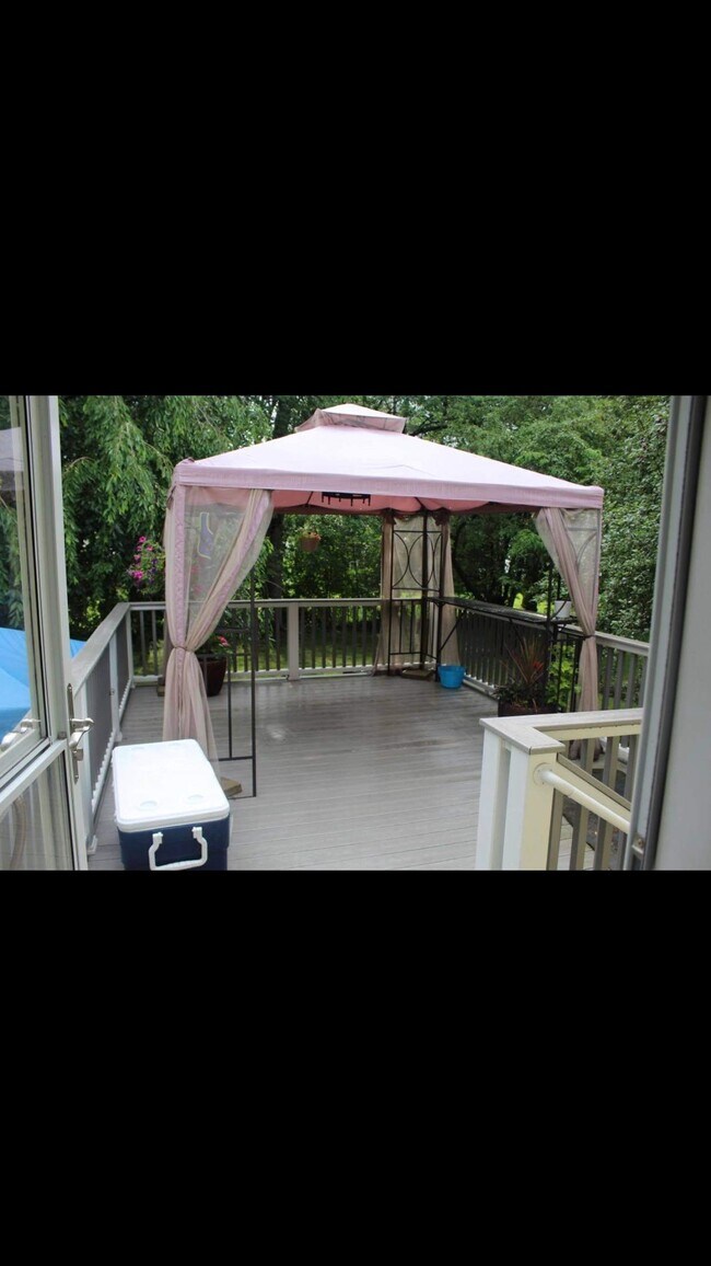 Building Photo - 24 Greenbrier Dr