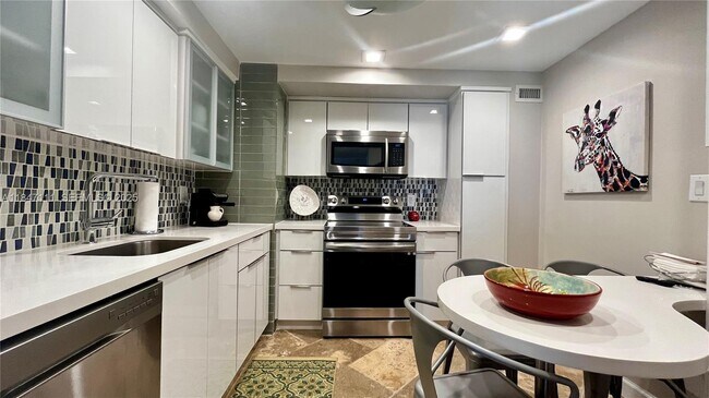 Building Photo - 9225 Collins Ave