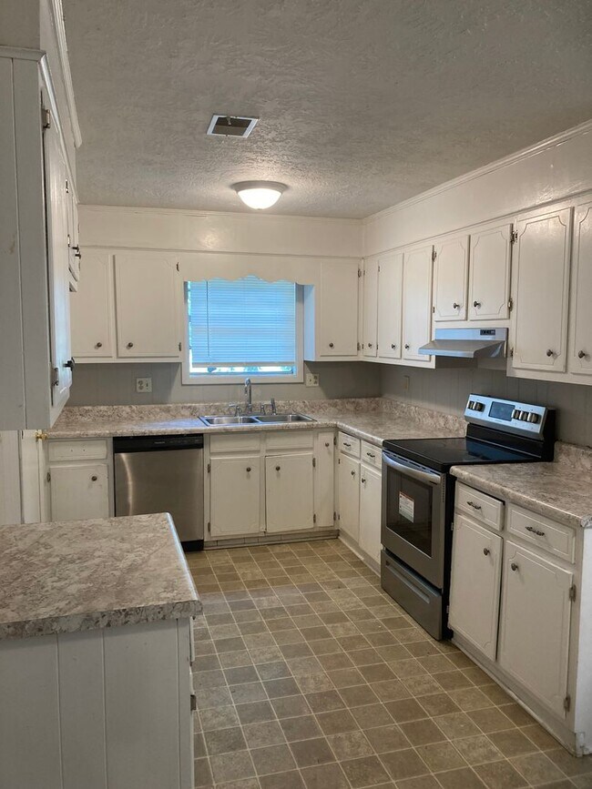 Building Photo - 3 Bedroom 2 Bath House with Double Garage ...