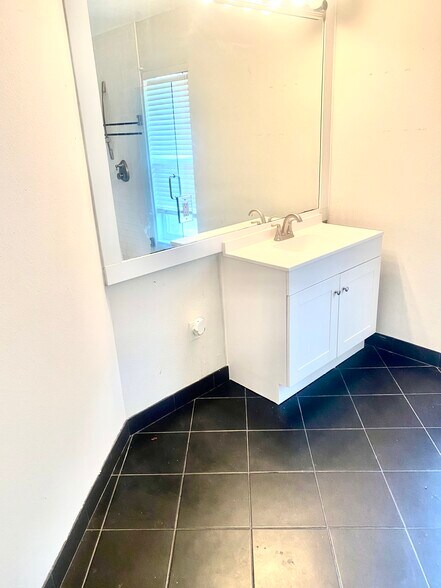 Building Photo - 7447 Hawkins Rd