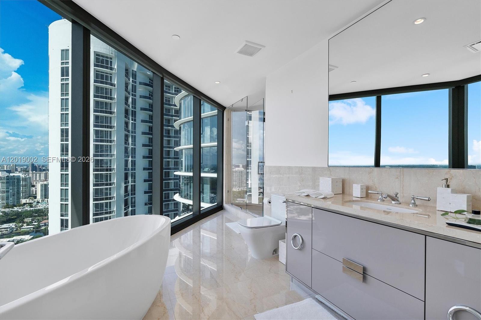 Building Photo - 15701 Collins Ave
