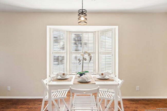 Building Photo - WHISPERING OAKS GARDEN HOME