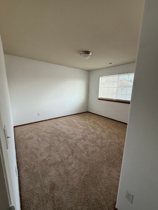Building Photo - 5 bedroom spanaway home!