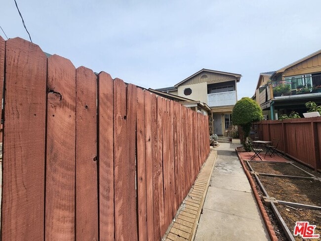 Building Photo - 5264 Cahuenga Blvd