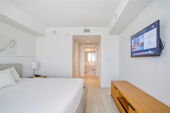 Building Photo - 2602 E Hallandale Beach Blvd