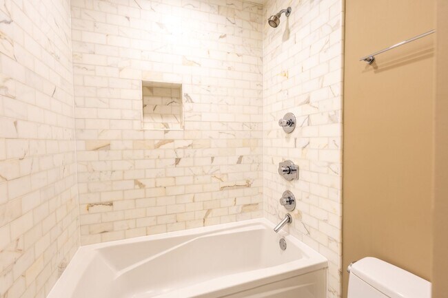 Building Photo - Beautiful 4 BR/3.5 BA Townhome in Cathedra...
