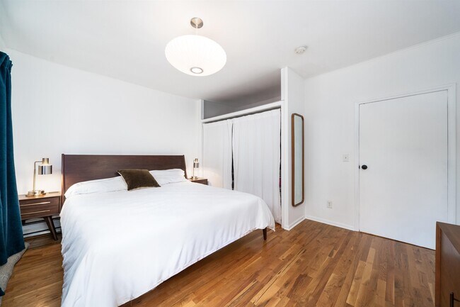 Building Photo - 331 Varick St