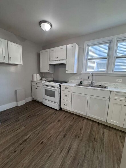 Building Photo - 267 Silver St