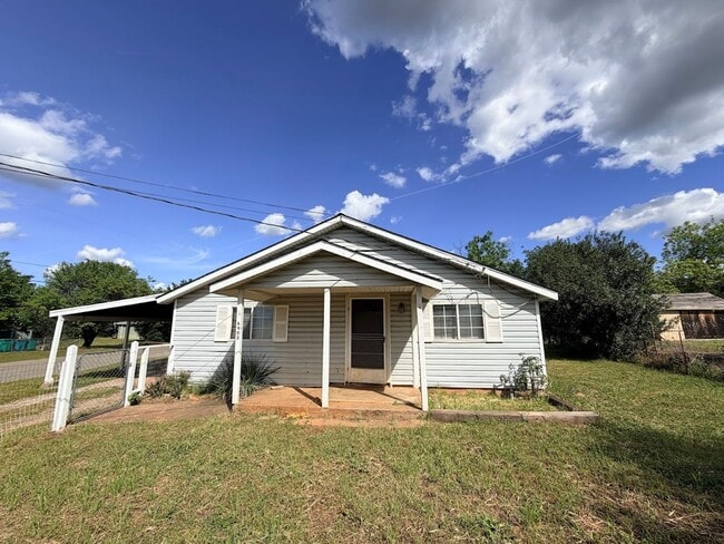 Building Photo - Well maintained home in convenient location w/seasonal landscaping incl.
