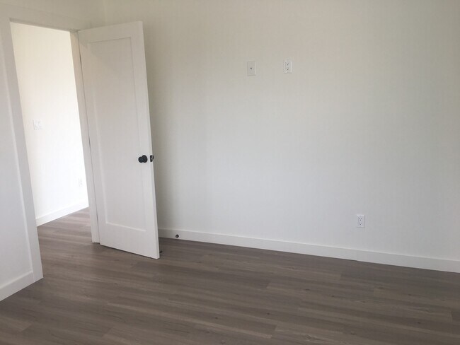 Building Photo - 1451-1451-1451-1452 Hornblend St