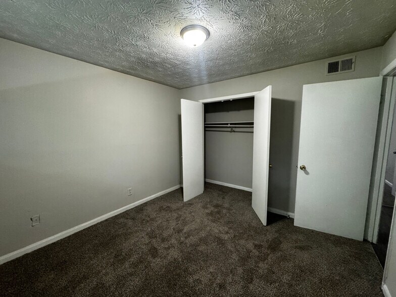 Building Photo - Room in Apartment on Stanton Rd SW