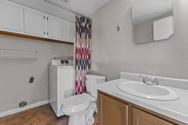 Building Photo - 6257 Lakehaven Dr