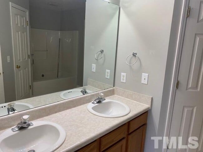 Building Photo - 2813 Isabella Dr