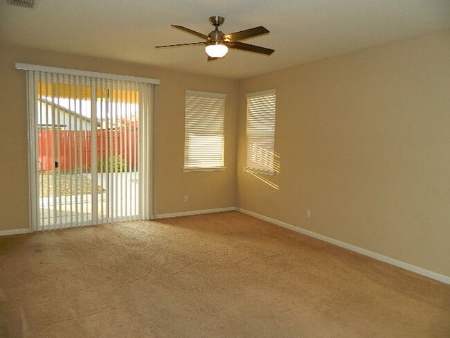 Building Photo - Beautiful home located in Vineyard Pointe Village