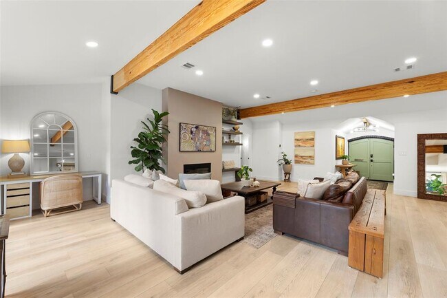 Building Photo - 802 N Wilcrest Dr