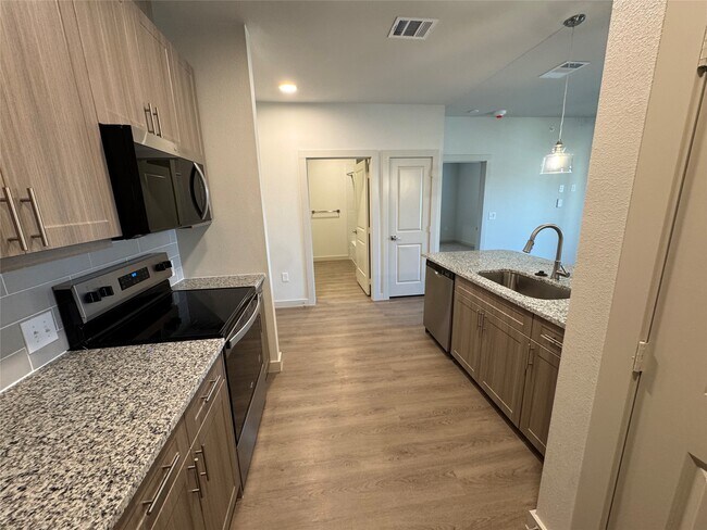 Building Photo - 6000 Jones Rd