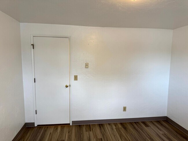 Building Photo - 2 Bedroom Duplex in Southwest Eugene