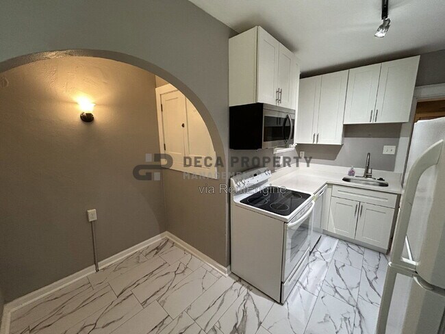 Building Photo - 6822 Waldemar Ave