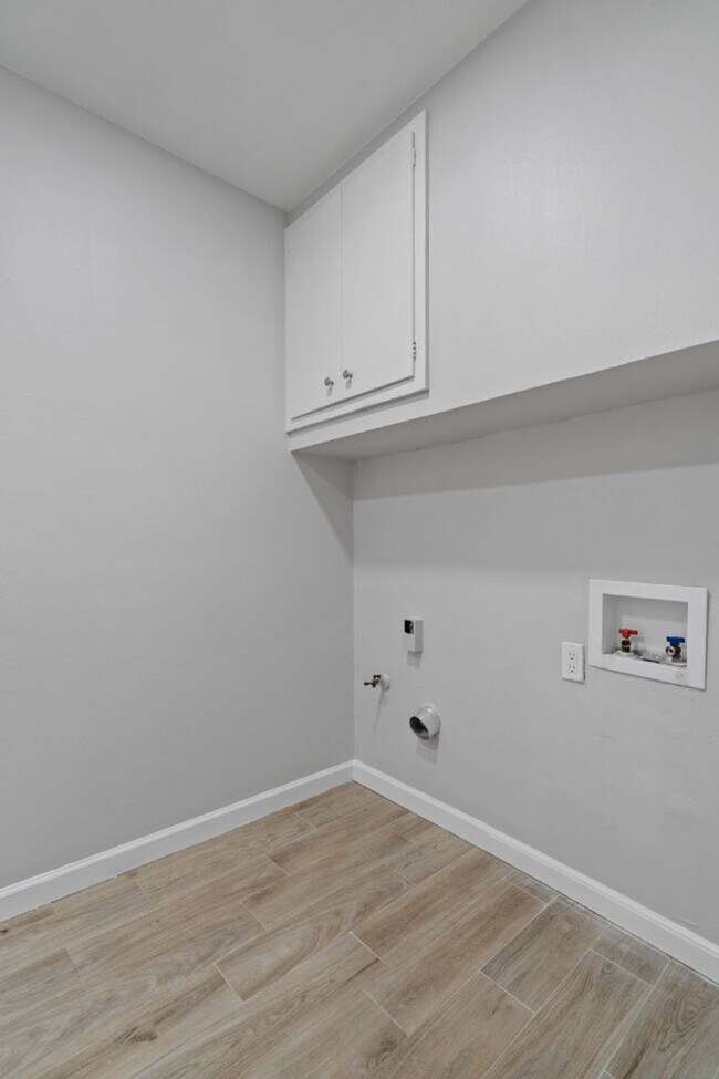 Building Photo - 1407 Avebury Cir