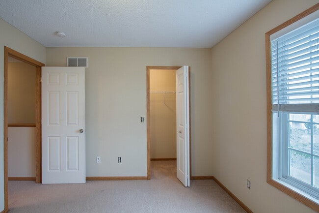 Building Photo - 2 Bed / 2 Bath Updated Town Home Hugo, MN ...