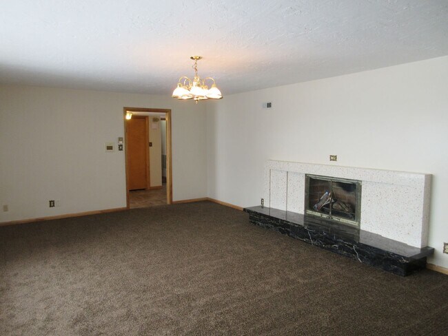 Building Photo - **Move-In Discount** Spacious single level home with a retro feel - you must see!