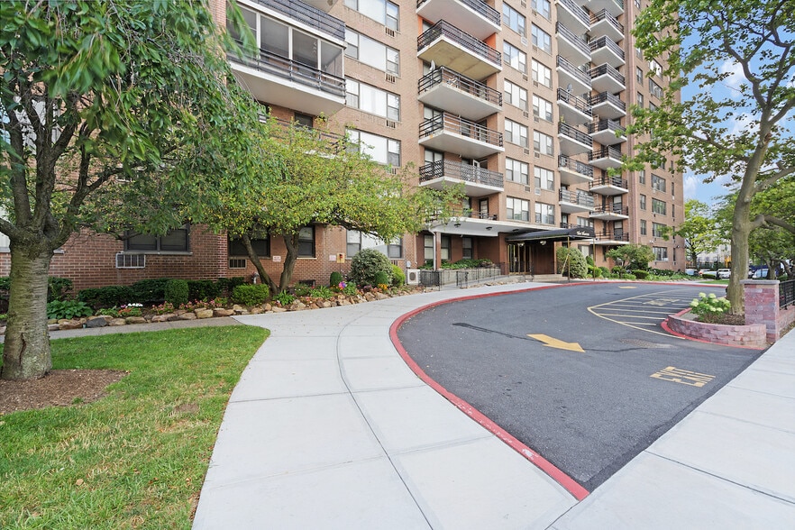 Building Photo - 10 Huron Ave