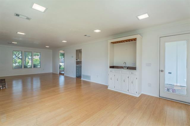 Building Photo - 3300 Wells Dr