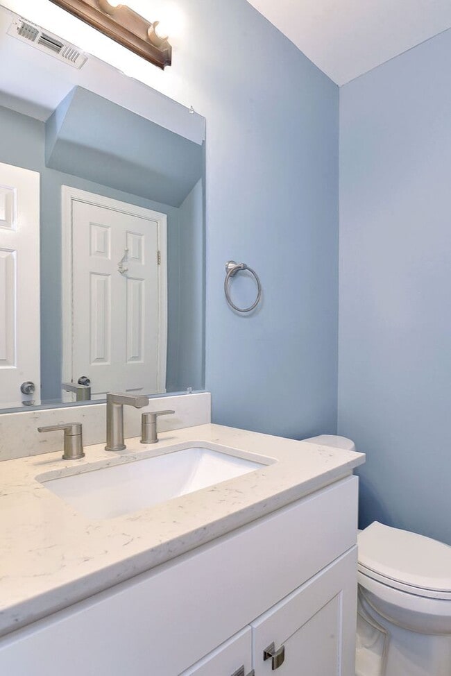 Building Photo - Spacious End-Unit Townhome