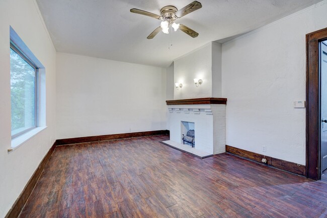 Building Photo - 1328 NE 8th St