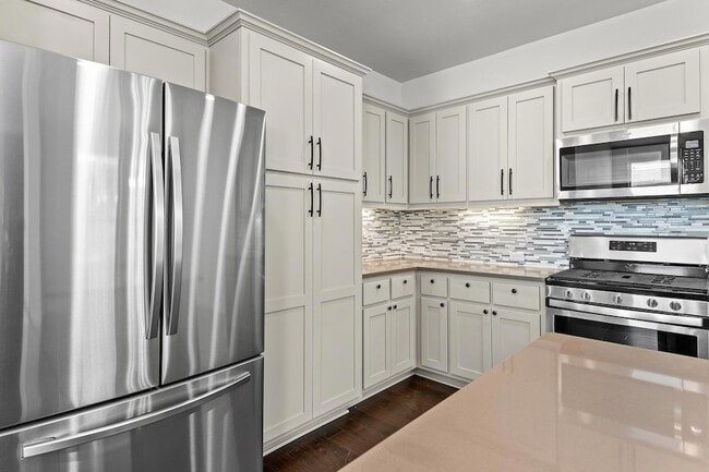 Building Photo - 13800 Lyndhurst St