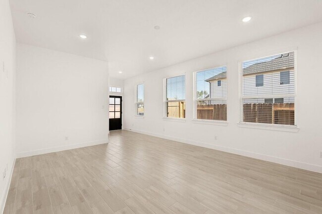 Building Photo - 295 Mallards Rim Dr