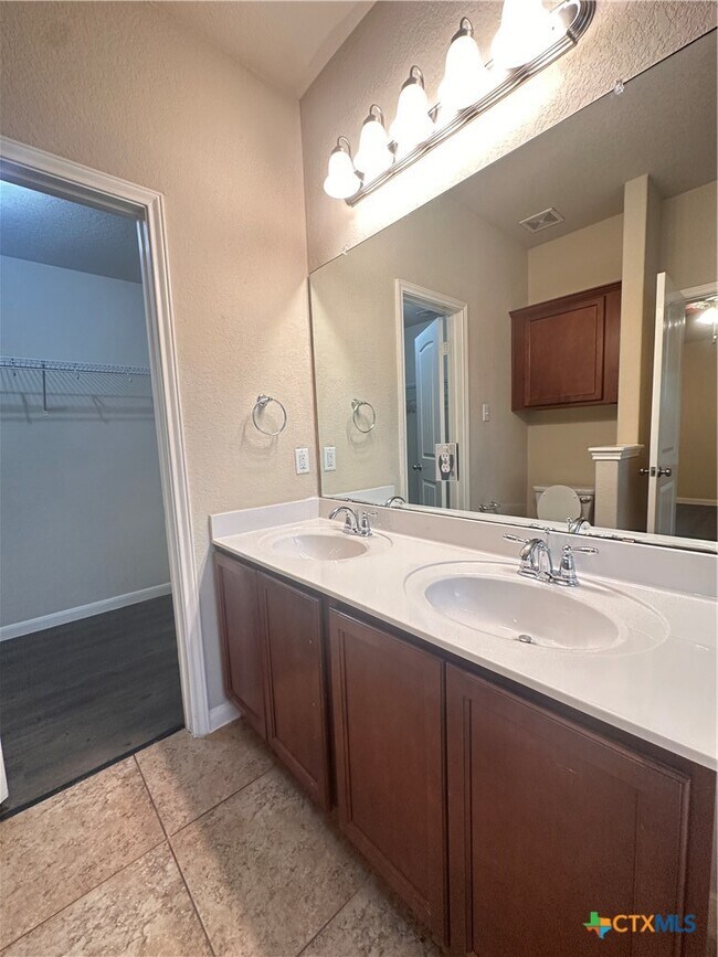 Building Photo - 2020 Meadow View Dr