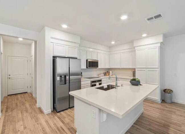 Building Photo - STUNNING 3/2.5 (Natomas)! Gym, Pool, Solar...