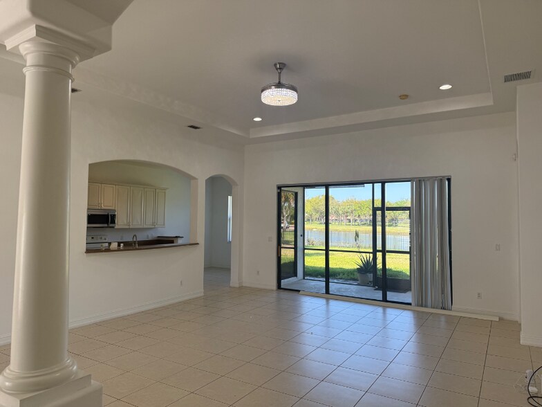 Building Photo - 10250 Templeton Ln