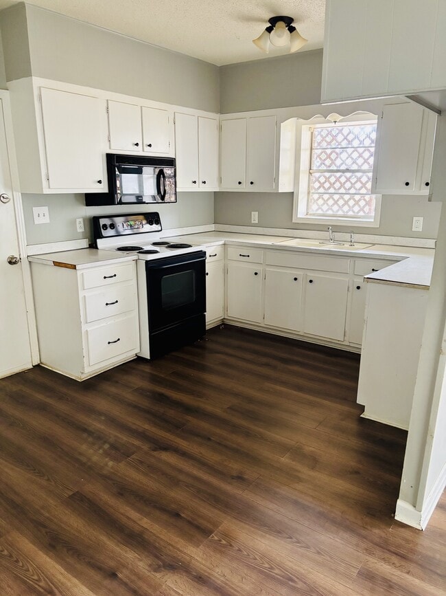 Building Photo - 645 Dawson Rd