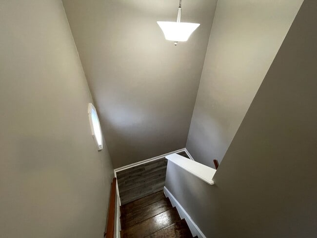 Building Photo - Updated East End Condo For Rent! So Nice