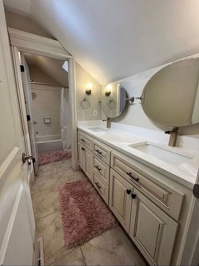 Building Photo - Beautiful, 6 Bedroom Home! 6 or 18 Month Lease!