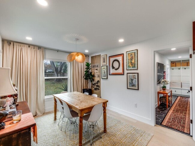 Building Photo - 2209 Fair Oaks Dr