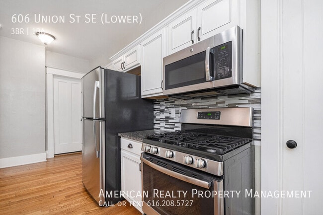 Building Photo - 606 Union Ave NE