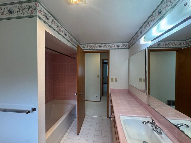 Building Photo - Stunning Three Bedroom With Amazing Views!