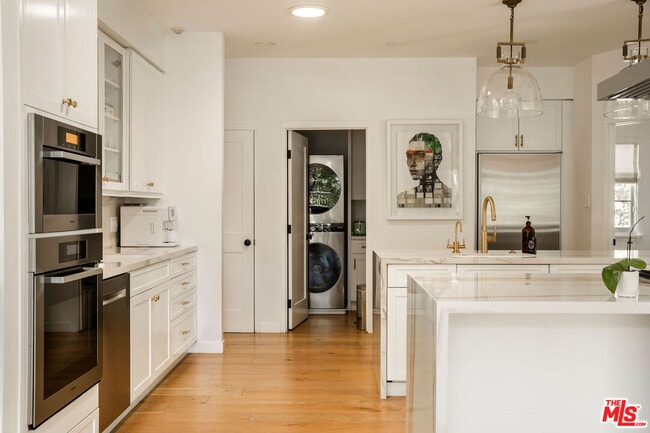 Building Photo - 2410 Nichols Canyon Rd