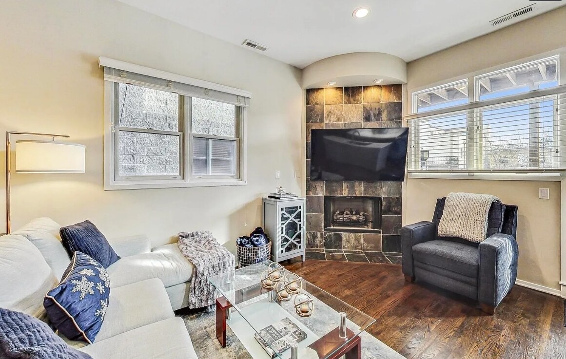 Building Photo - 1343 N Mohawk St