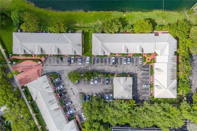 Building Photo - 15750 SW 92nd Ave