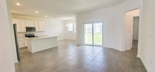 Building Photo - 500 Silver Palm Dr