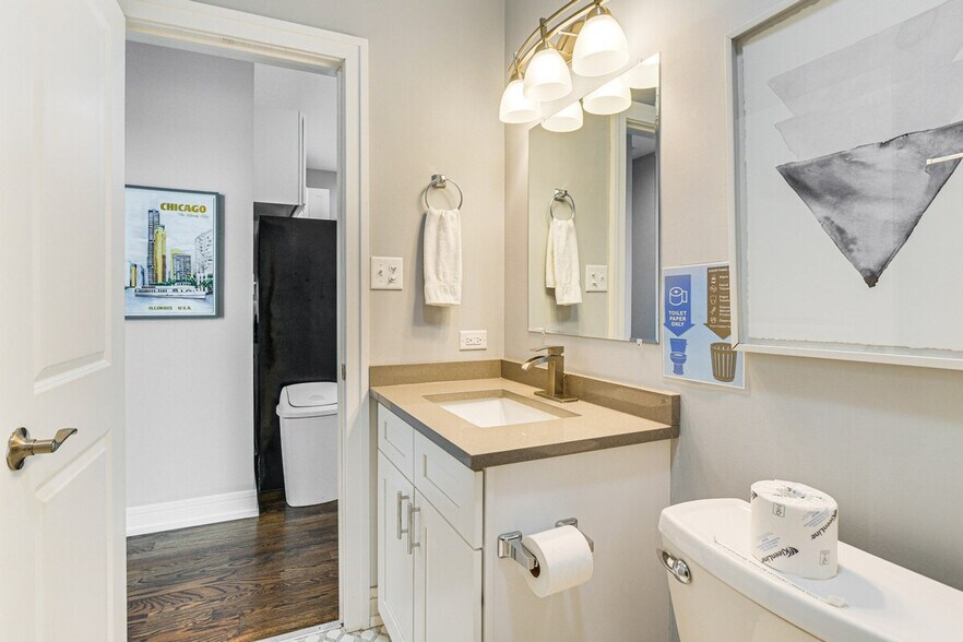 Building Photo - 2113 W Armitage Ave